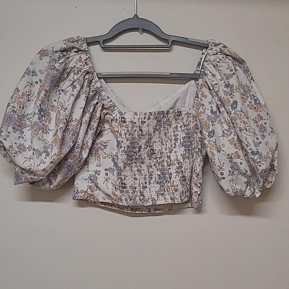 Abercrombie & Fitch Tan Puff Sleeve Crop Blouse used good condition for women‎ .